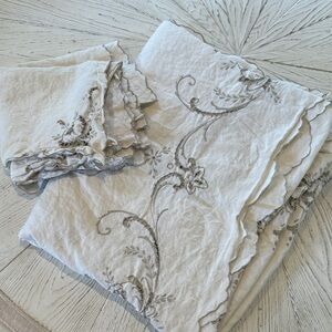 Vintage Elegant Embroidered Linen Set with napkins